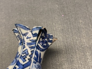 Un kendi en porcelaine de Chine en bleu et blanc en forme de grenade, Wanli